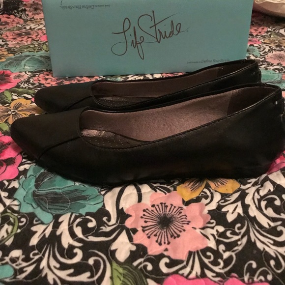 Black, pointed-toe flats by Life Stride - Picture 4 of 4